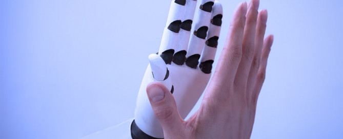 Menschenhand und Roboterhand