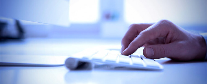Männerhand auf Computertastatur