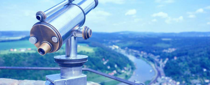 Fernglas mit Blick auf die Elbe