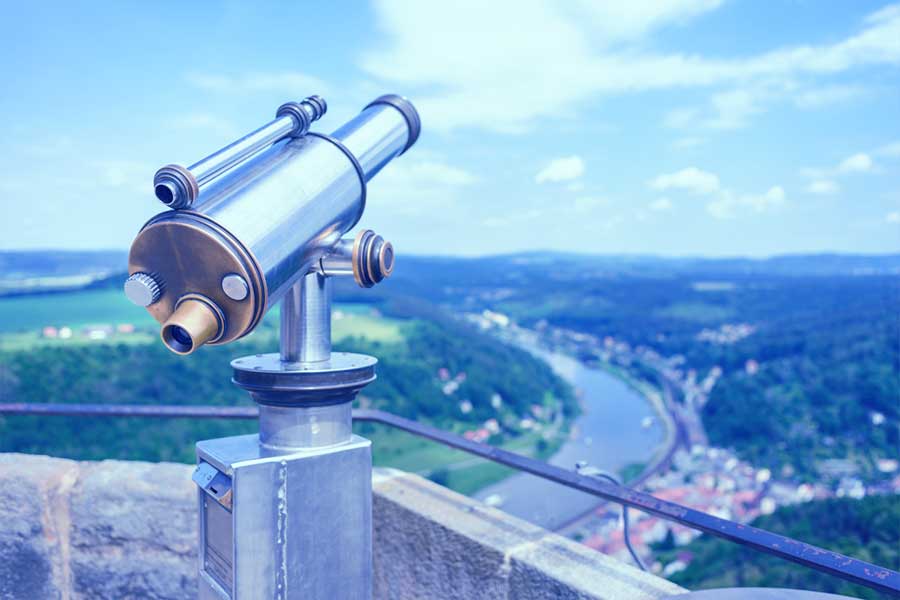 Binoculars with a view of the Elbe