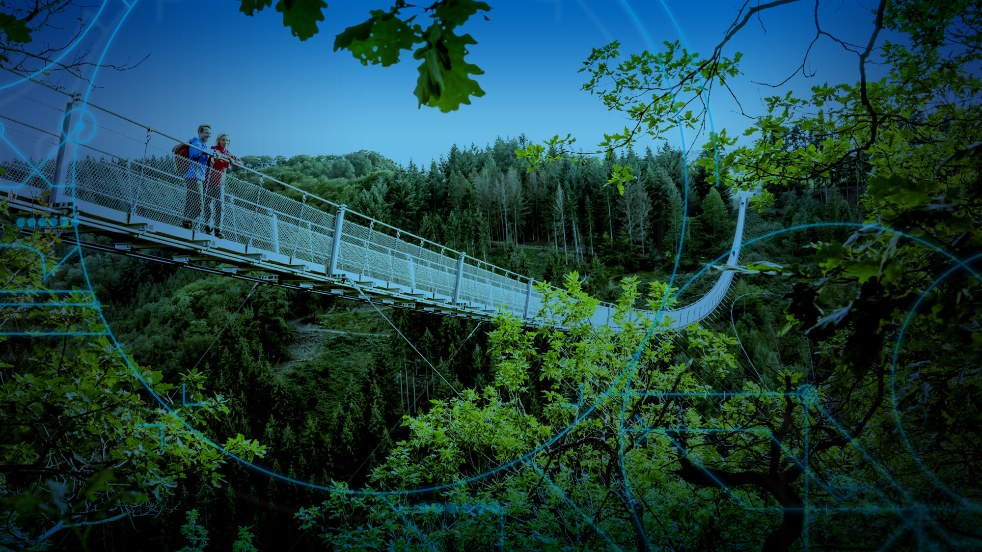 Wanderer auf Hängeseilbrücke Geierlay